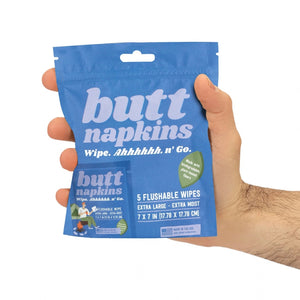 Butt Napkins blauwe enkele verpakking van 5 flushable, extra grote, vochtige toiletdoekjes (7x7 inch) vastgehouden door een hand