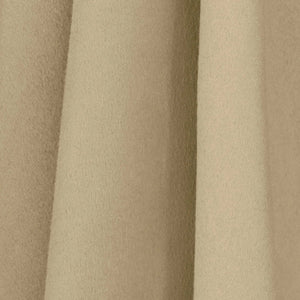 Close-up van de zachte microvezel textuur van de Sea to Summit Drylite Towel reishanddoek in de beige kleur Desert.