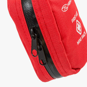Highlander First Aid Mini Pack compacte outdoor EHBO-set in een rood etui met rits en medische basisbenodigdheden4