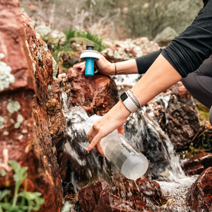 Fietser drinkt onderweg direct uit de lichtgewicht HydraPak Breakaway waterfilterfles
