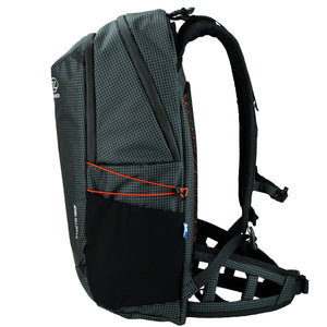 KYNETIK backpack zwarte rugzak met een inhoud van 25 liter, voorzien van ritsvakken en verstelbare schouderbanden2