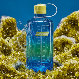 Nalgene Wide-Mouth waterfles 1000ml blauw met gele dop omringd door onderwatergele sponzen