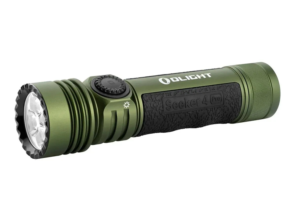 Olight Seeker 4 Pro OD Green oplaadbare LED zaklamp in olijfgroen met rotatieschakelaar en zwarte grip