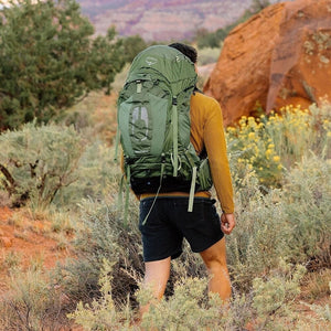 Osprey Atmos AG 65 trekkingrugzak in maat S/M met geventileerd Anti-Gravity rugpand, heupband en compressiebanden buiten