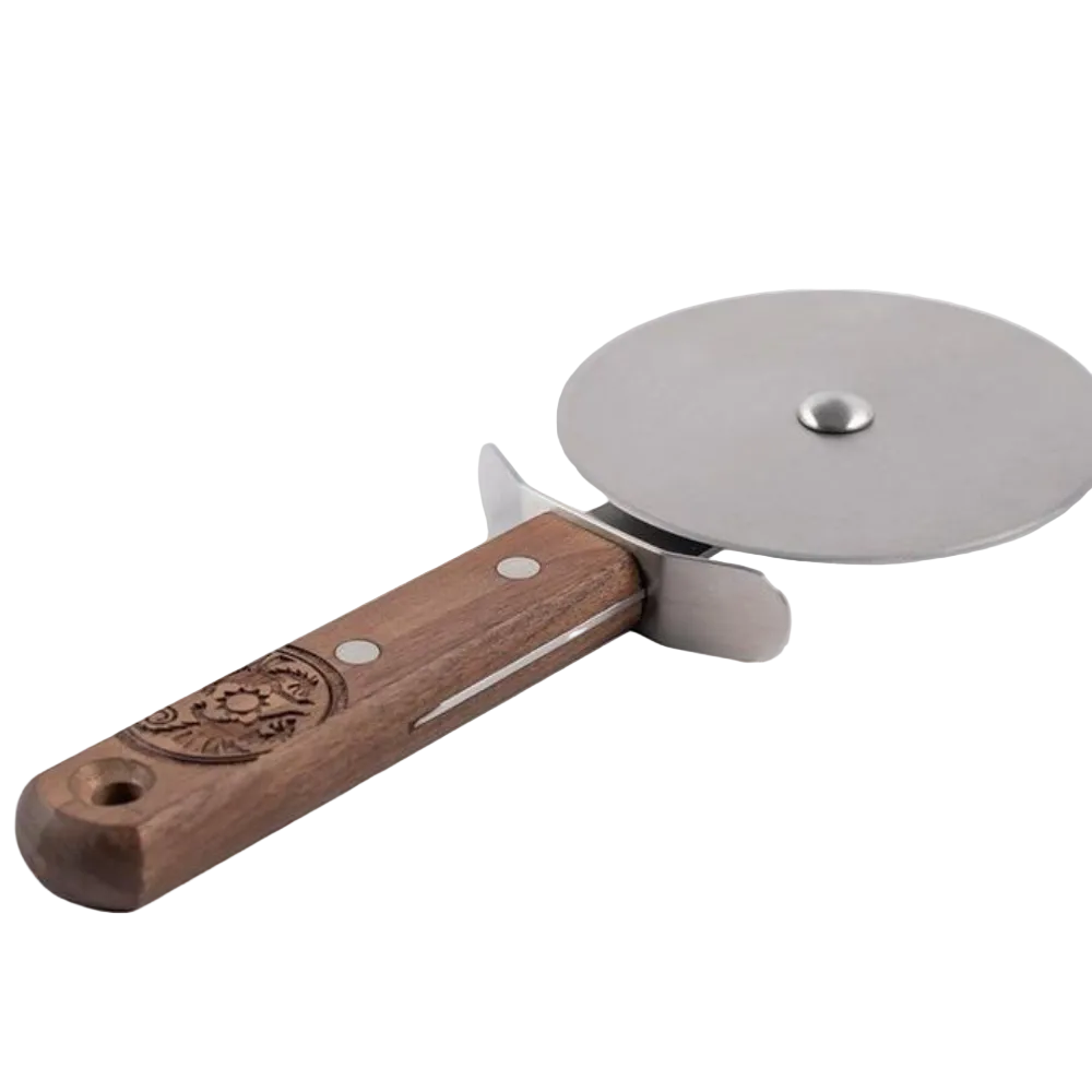 Petromax RVS pizzasnijder in de vorm van een wiegemes met een houten handgreep voor het moeiteloos snijden van pizza's en plaatkoek.