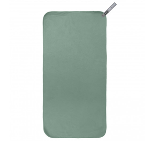 De Sea to Summit Drylite Towel reishanddoek volledig uitgevouwen in de kleur Sage Green met de ophanglus zichtbaar tegen een witte achtergrond.