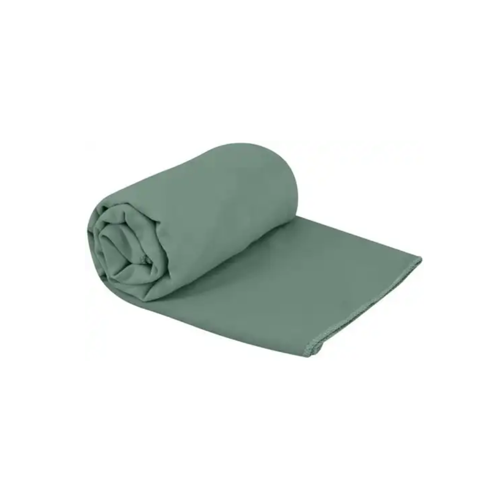 Sea to Summit Drylite Towel reishanddoek compact opgerold in het groen op een witte achtergrond.