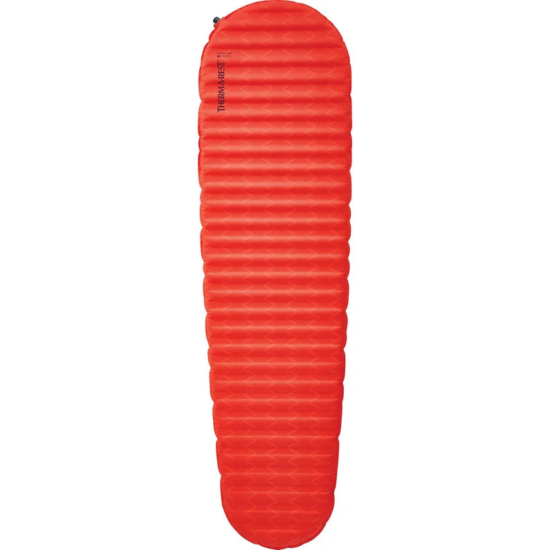 Therm-a-Rest ProLite Apex Heat Wave L zelfopblaasbare slaapmat in de kleur rood van bovenaf gezien