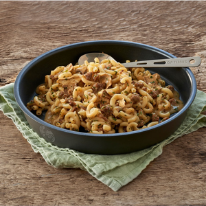 Trek'n Eat Beef Casserole with Noodles bereid in een donkere kom op een houten ondergrond met doek