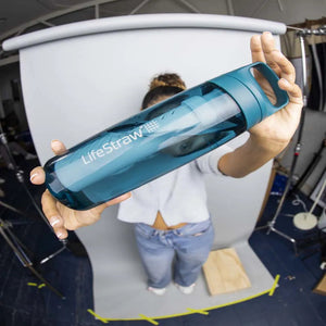 Blauwgroene Laguna Teal LifeStraw Go 2.0 drinkwater filterfles met draagclip.