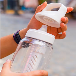 Minimalistische witte LifeStraw Go Series filterfles voor dagelijks gebruik en reizen.