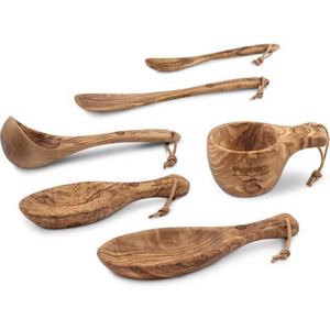Petromax olijfhouten bord van 25 cm met unieke houtnerf, ideaal als duurzaam outdoor servies voor kamperen en buiten eten.