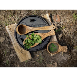 Petromax olijfhouten bord van 25 cm met unieke houtnerf, ideaal als duurzaam outdoor servies voor kamperen en buiten eten.
