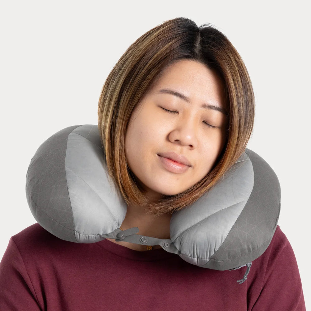 Ergonomisch wigvormig reiskussen Sea to Summit Aeros Down voor vliegtuig en auto