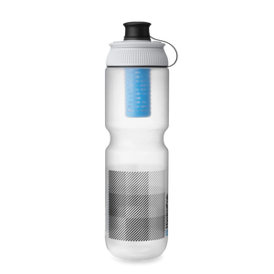 Hydrapak Breakaway waterfilter fles 880 ml in Frost HP Blue waarmee water wordt gegeven aan een hond tijdens het wandelen