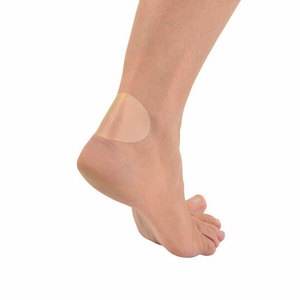 Care Plus Blister Plasters Ultimate ovale, huidkleurige blarenpleister aangebracht op een menselijke hiel