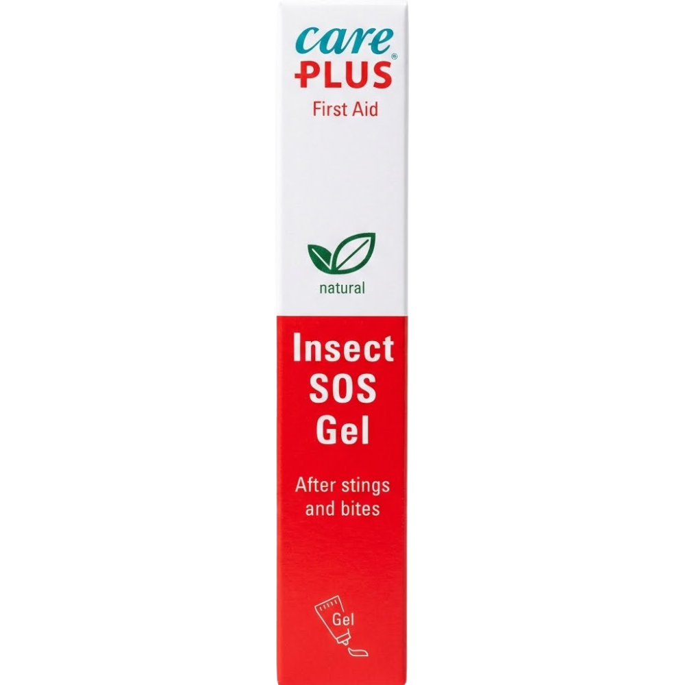 Het verticale vooraanzicht van de rood-witte verpakking van Care Plus First Aid 'Insect SOS Gel natural' tegen insectensteken en -beten, afgebeeld op een witte achtergrond.