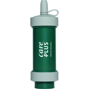 Care Plus Water Filter groen cilindervormig outdoor waterfilter met grijze kunststof doppen op een witte achtergrond