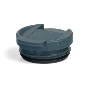 Dometic Swig Lid 76mm blauwgrijze drinkdop getoond in gesloten stand