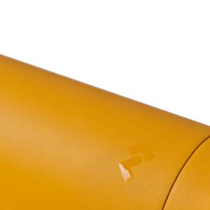 Dometic Tumbler 650ml detailweergave van het Dometic logo op de gele beker