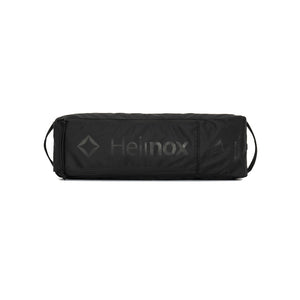 Helinox Sunset Chair opgerolde kampeerstoel, compact verpakt in de zwarte draagtas