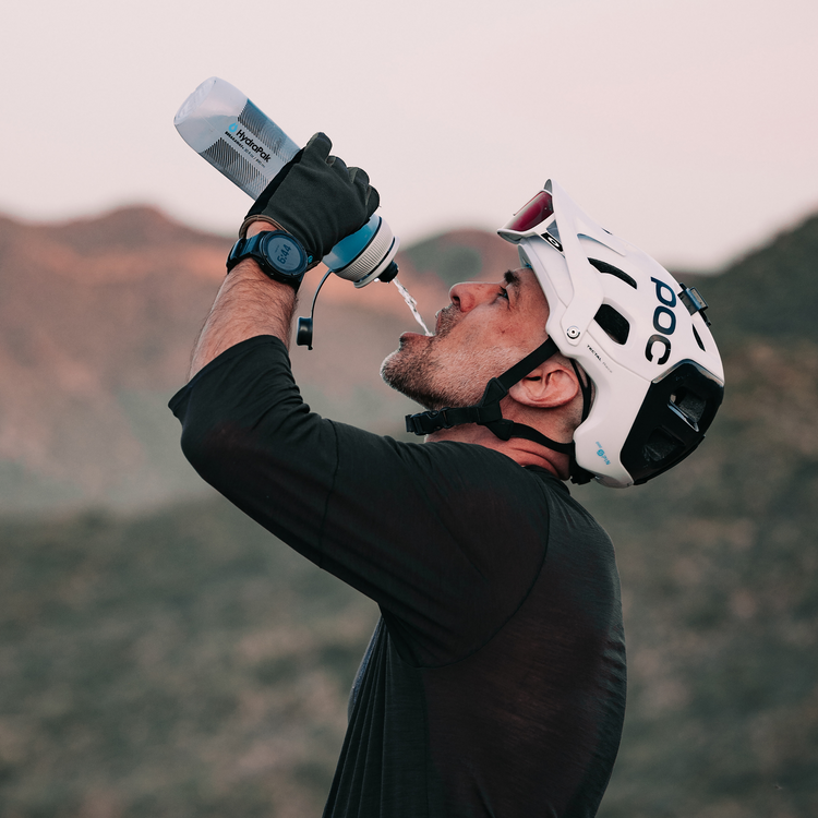 Compacte HydraPak Breakaway 880 ml waterfles bevestigd aan backpack tijdens trektocht