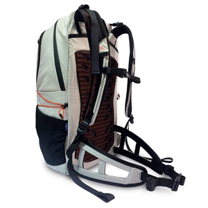 KYNETIK backpack witte rugzak met een inhoud van 25 liter, voorzien van ritsvakken en verstelbare schouderbanden3
