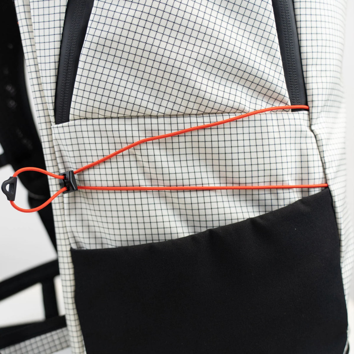 KYNETIK backpack witte rugzak met een inhoud van 25 liter, voorzien van ritsvakken en verstelbare schouderbanden7