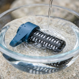 Katadyn BeFree Replacement Cartridge liggend in een glazen schaal met helder water
