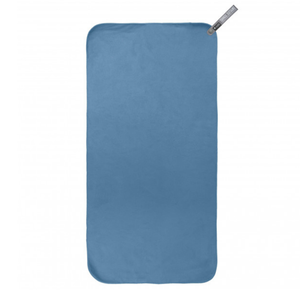 De Sea to Summit Drylite Towel reishanddoek volledig uitgevouwen in de kleur Atlantic Blue met de ophanglus zichtbaar tegen een witte achtergrond.