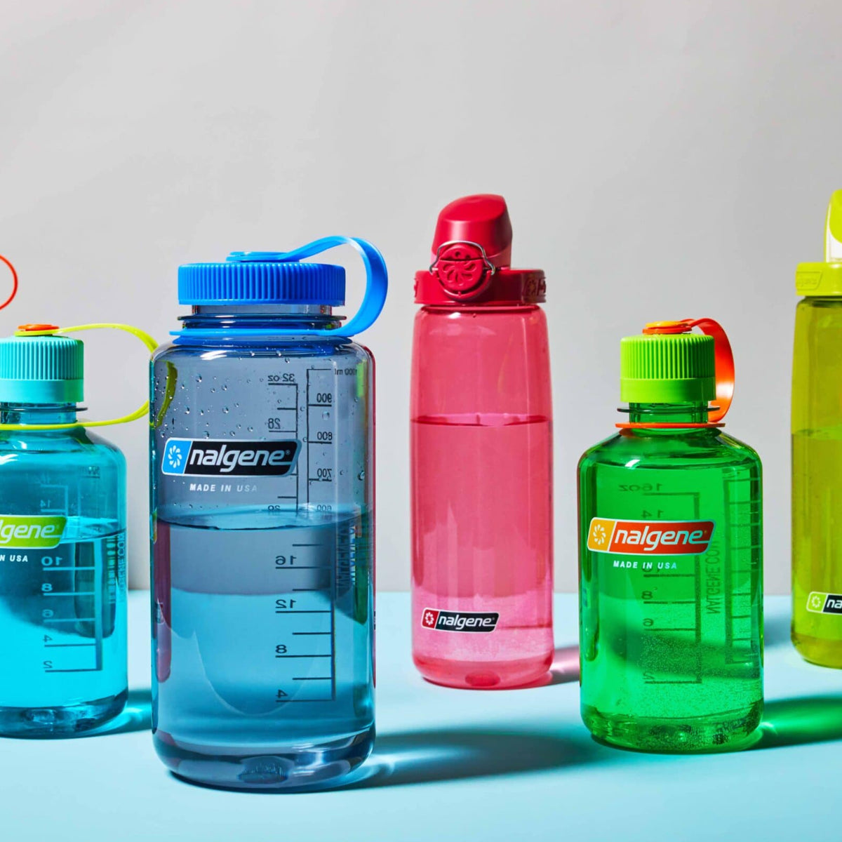 Nalgene duurzame kunststof drinkflessen met inhoudsmarkering en schroefdop in blauw, rood en groen