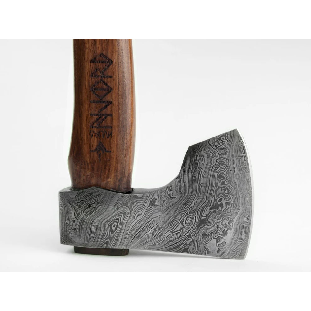 Njord Huldra Damast M universeelbijl in hangpack met palissander houten steel, damaststalen kop en bruin lederen etui 2