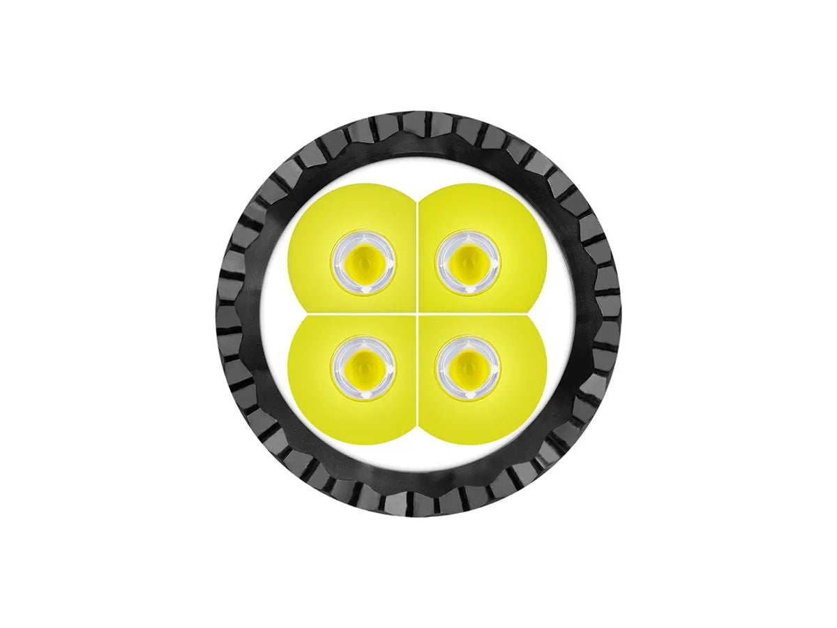 Detailopname van de vier LED-lenzen en de zwarte gekartelde ring van de Olight Seeker 4 Pro zaklamp