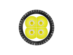Detailopname van de vier LED-lenzen en de zwarte gekartelde ring van de Olight Seeker 4 Pro zaklamp