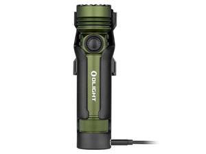 Olight Seeker 4 Pro OD Green zaklamp in zwarte holster die wordt opgeladen via een USB-C kabel