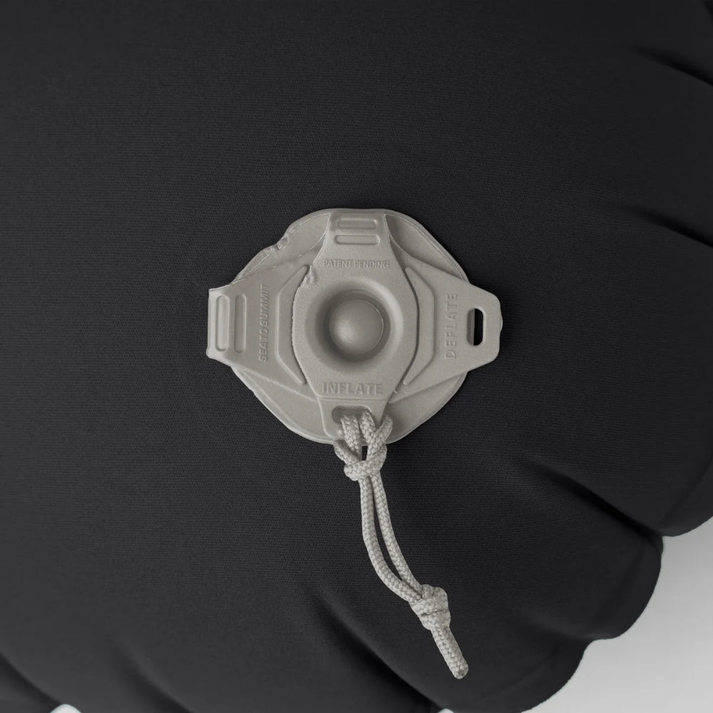 Sea to Summit Aeros Premium Travel Pillow in Jet Black, een zwart, zacht en ergonomisch opblaasbaar reiskussen dop
