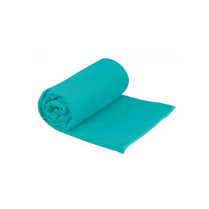 Sea to Summit Drylite Towel reishanddoek compact opgerold in het turquoise op een witte achtergrond.