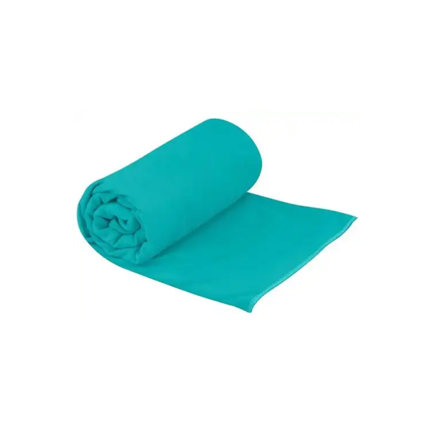 Sea to Summit Drylite Towel reishanddoek compact opgerold in het turquoise op een witte achtergrond.