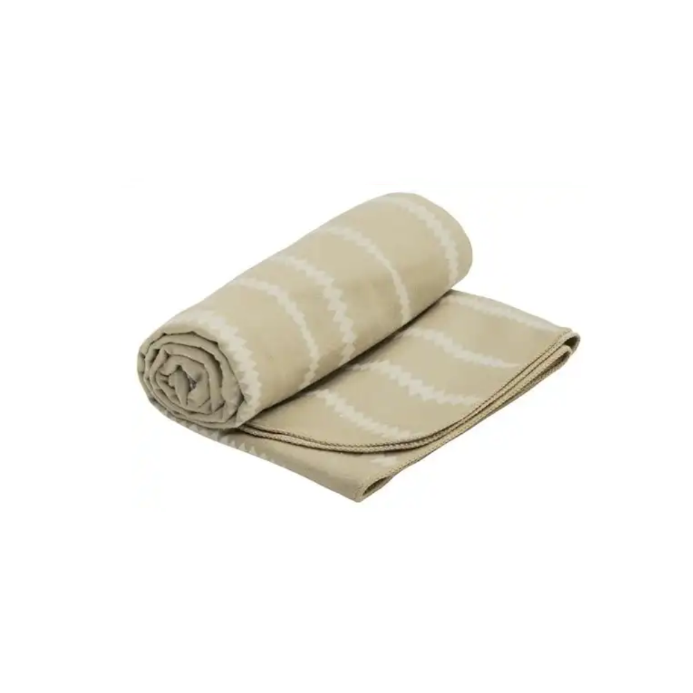 Sea to Summit Drylite Towel reishanddoek compact opgerold in het beige met witte strepen ,op een witte achtergrond.