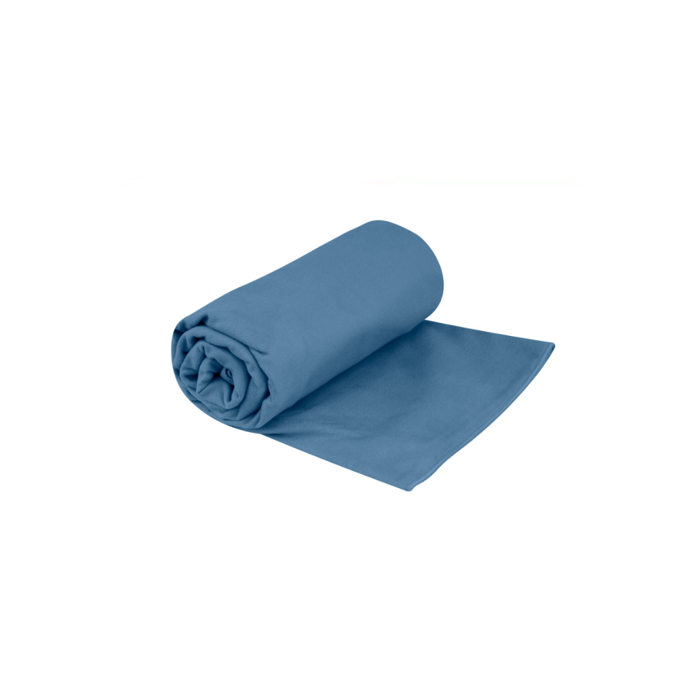 Sea to Summit Drylite Towel reishanddoek compact opgerold in het donkerblauw op een witte achtergrond.