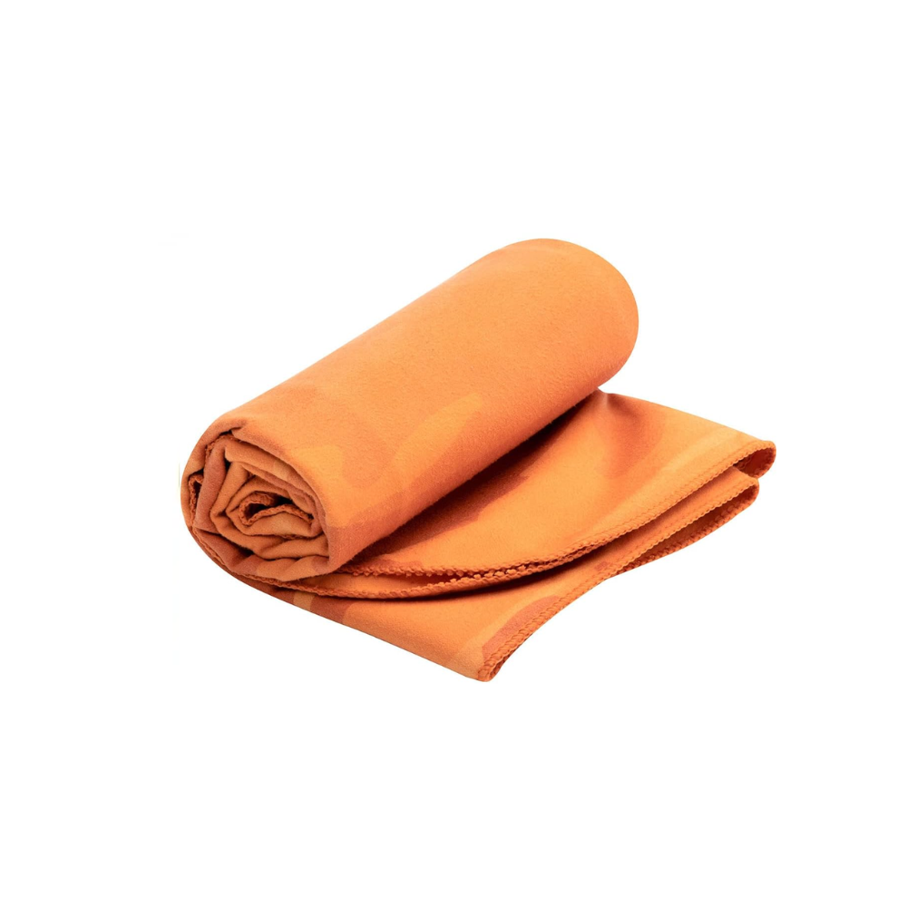 Sea to Summit Drylite Towel reishanddoek compact opgerold in het oranje op een witte achtergrond.