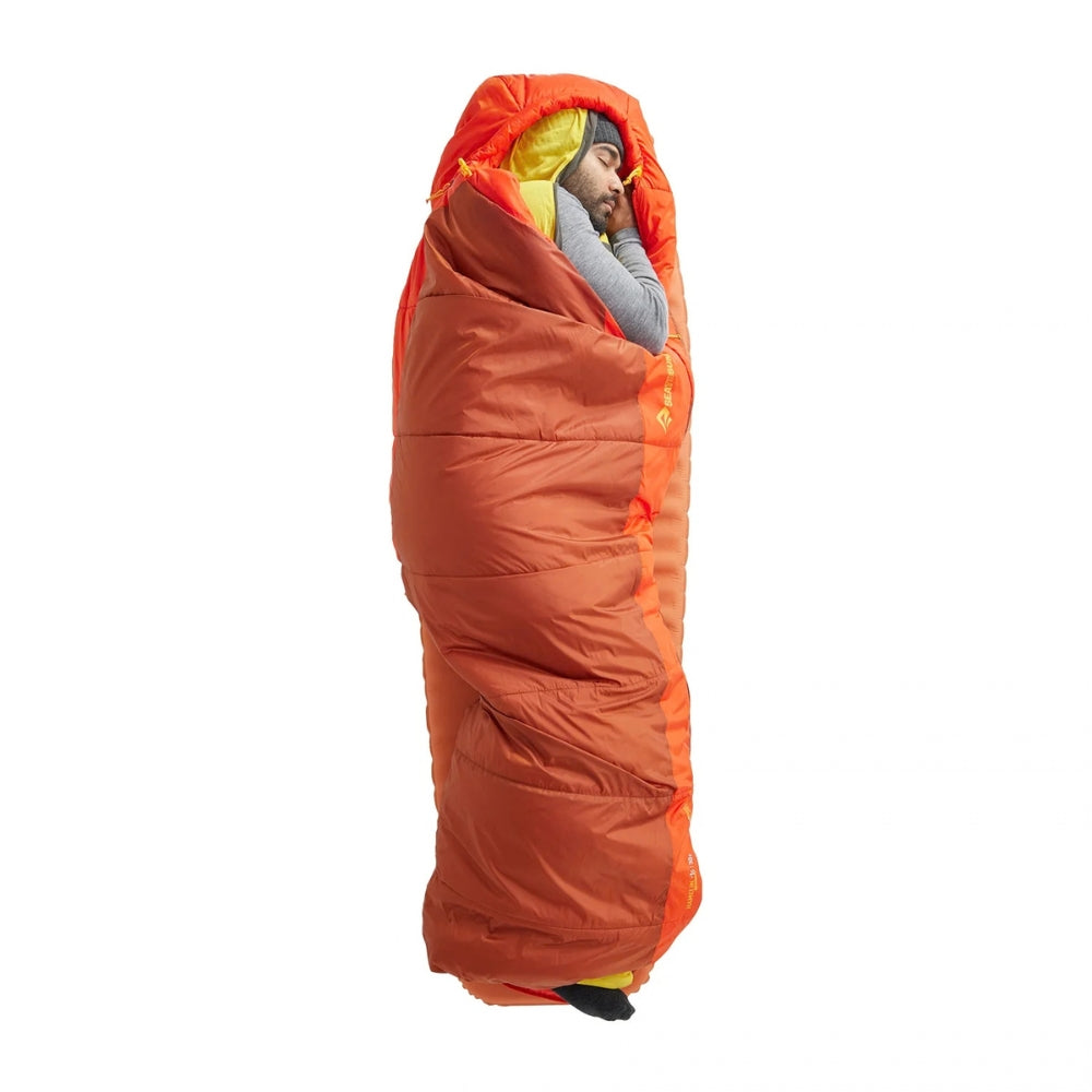 Persoon slaapt in de Sea to Summit Hamelin Synthetic -1 Long slaapzak, bovenzijde is oranje, onderzijde rood