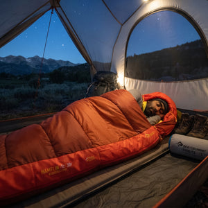 Sea to Summit Hamelin Synthetic -1 Long slaapzak met persoon erin, in tent met uitzicht op bergen bij schemering