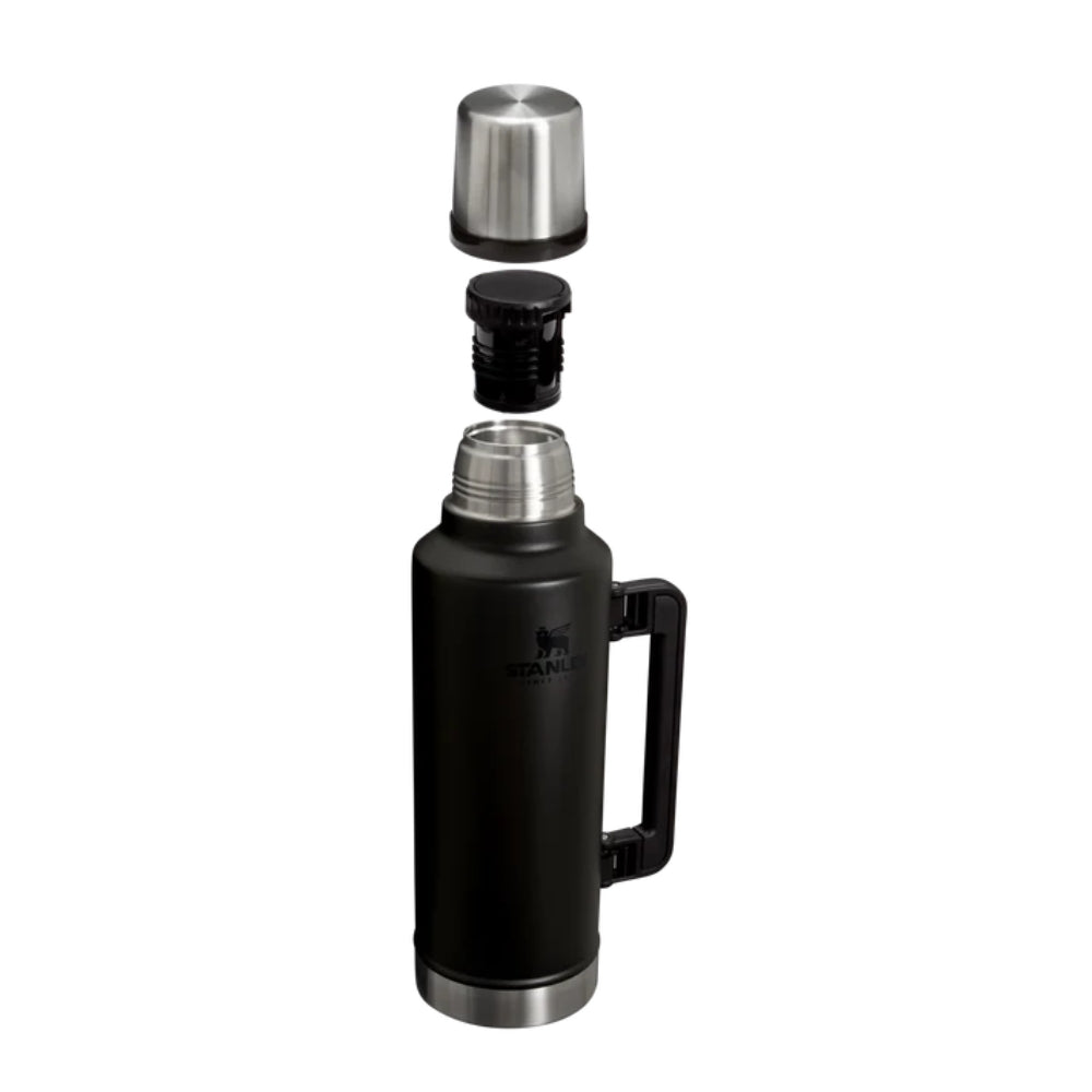 Stanley Legendary Vacuumbottle thermosfles in de kleur zwart met een inhoud van 1,9 liter en dubbelwandige isolatie open