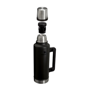 Stanley Legendary Vacuumbottle thermosfles in de kleur zwart met een inhoud van 1,9 liter en dubbelwandige isolatie open
