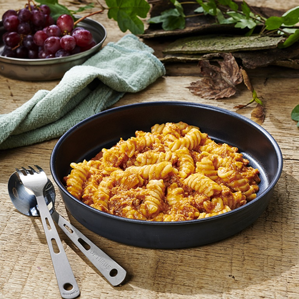 Trek n Eat Chicken Pasta Bolognese bereide pasta met saus in een schaal met bestek