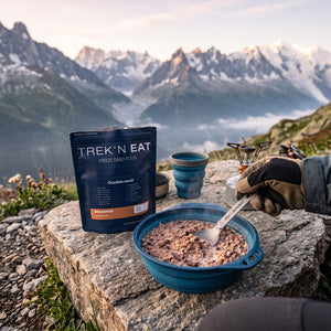 Trek'n Eat chocolade muesli in een stazak, een voedzaam gevriesdroogd outdoor ontbijt met stukjes chocolade in de bergen