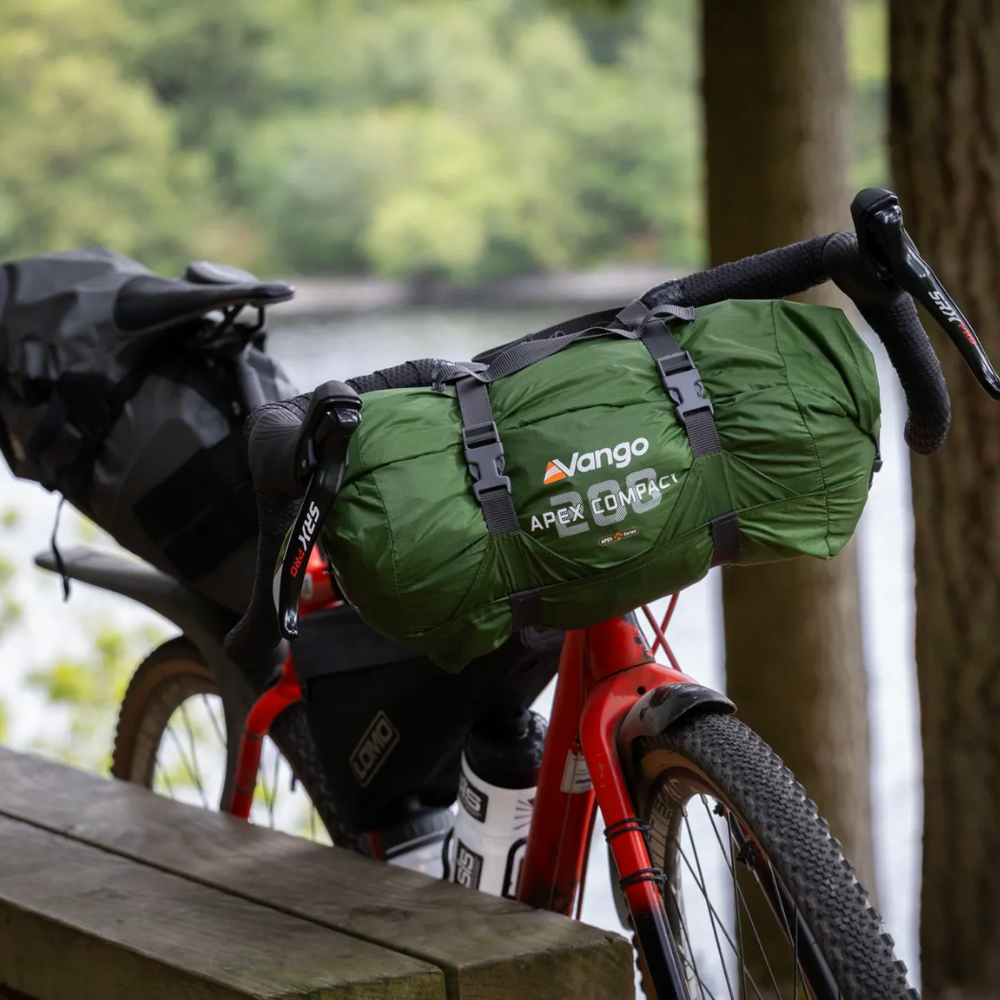 Vango Apex Compact 20 groene waterdichte stuurtas gemonteerd op het stuur van een bikepacking gravelfiets  