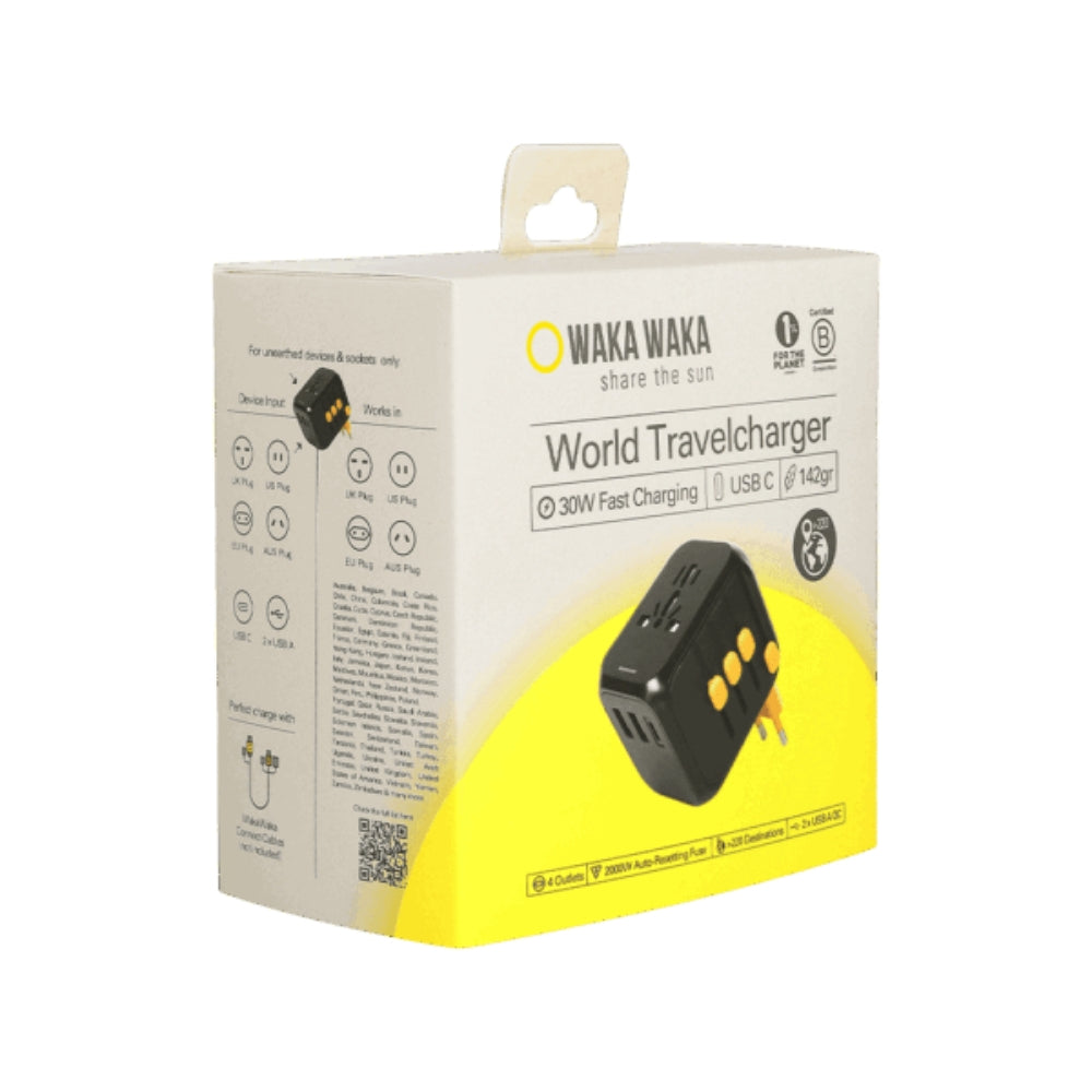 WakaWaka wereldstekker in witte doos met gele accenten, vermelding van 30W fast charging en USB-C