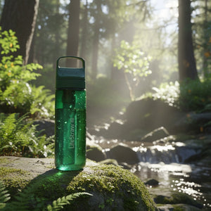 Donkergroene Terrace Green LifeStraw Go 2.0 filterfles voor avontuurlijk hiken.